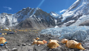 Mendaki Gunung Tertinggi di Dunia: Everest yang Mematikan